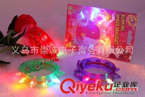 閃光飾品 0341八燈LED閃光手鐲 發(fā)光手鐲 熒光手鐲 化妝舞會道具批發(fā)吸卡裝