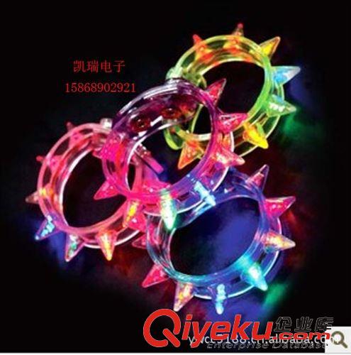 閃光飾品 0341八燈LED閃光手鐲 發(fā)光手鐲 熒光手鐲 化妝舞會道具批發(fā)吸卡裝