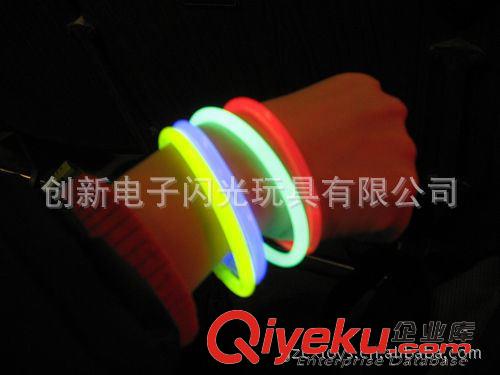 熒光棒系列 熒光棒，一次性化學(xué)液體熒光棒 酒吧ktv用品 演唱會(huì)熒光手鐲批發(fā)原始圖片3