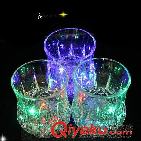 3月新款 七彩發光杯 感應水杯 倒水倒酒即發光 菠蘿杯感應杯 夜吧酒店必備原始圖片2