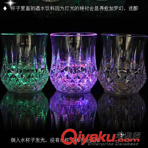 3月新款 七彩發光杯 感應水杯 倒水倒酒即發光 菠蘿杯感應杯 夜吧酒店必備原始圖片3