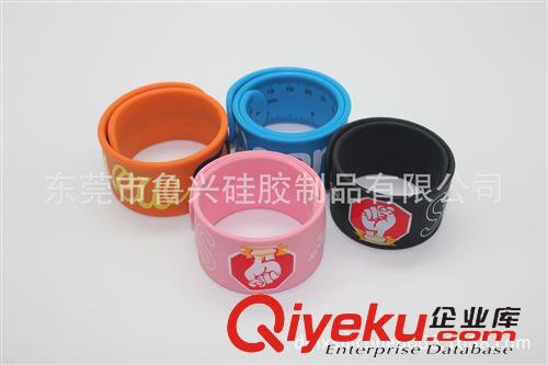 硅膠飾品 手環(huán) 項(xiàng)鏈 帶鋼片運(yùn)動(dòng)手環(huán)填油絲印凸印 硅膠拍拍手環(huán) 拍拍手圈