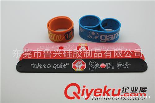 硅膠飾品 手環(huán) 項(xiàng)鏈 帶鋼片運(yùn)動(dòng)手環(huán)填油絲印凸印 硅膠拍拍手環(huán) 拍拍手圈