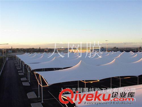 商業(yè)屋頂 廠家供應(yīng) 陽光板自行車棚 耐力板車棚 大型天網(wǎng)膜停車場原始圖片2