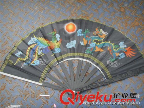 風(fēng)扇 扇子 太陽帽 折疊扇子  布扇  折扇 娟扇 折紙扇  9寸大黑扇 布扇 龍鳳扇批發(fā)原始圖片3