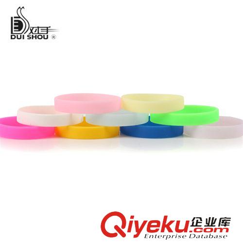 配件專區(qū) zp硅膠手環(huán)籃球運(yùn)動(dòng)腕帶夜光時(shí)尚環(huán)保男女通用多種顏色tj