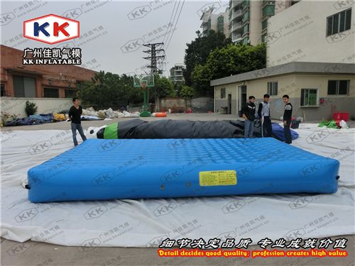 趣味/通道 佳凱定制閉氣充氣墊子水上運動水床彈跳床陸地障礙指示氣模定做