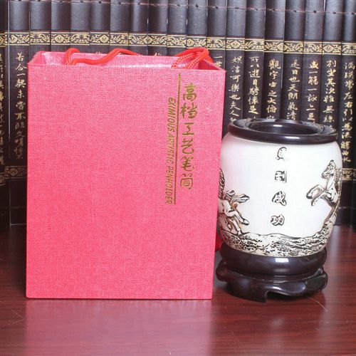 筆筒系列 【創(chuàng)意定制】商務(wù)禮品擺件/馬到成功旋轉(zhuǎn)陶瓷筆筒/浮雕水晶筆筒原始圖片3