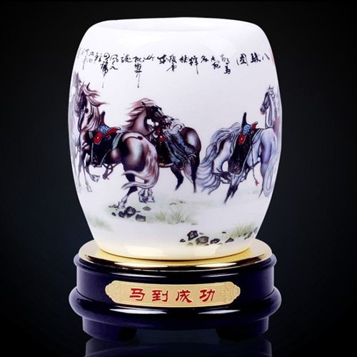 筆筒系列 【創(chuàng)意】工藝品擺件/八駿品圖青花瓷筆筒禮品擺件/商務(wù)辦公桌擺設(shè)原始圖片2