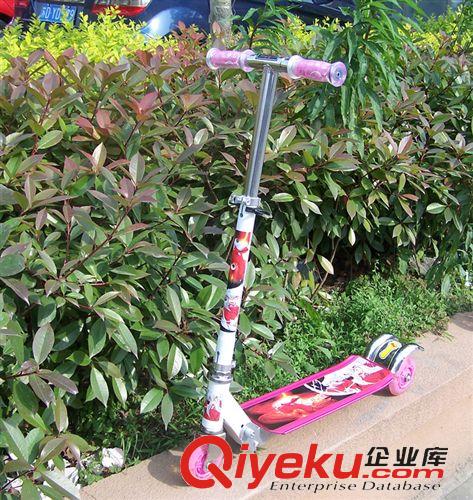 滑板車；童車 尤美特 滑板車 JC-8558 鐵質 麥坤圖案 綠紅藍三色