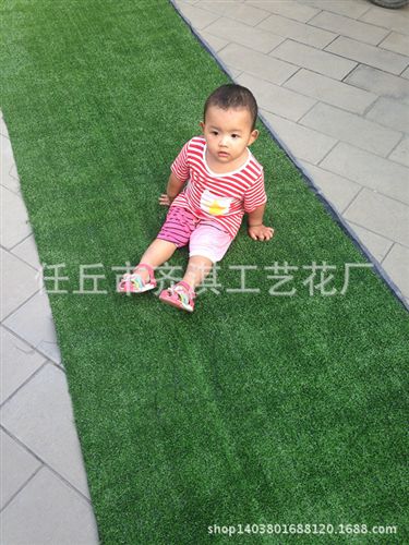 運(yùn)動草坪 廠家批發(fā)15MM仿真草坪假草皮戶外裝飾草坪幼兒園 人造草坪地毯