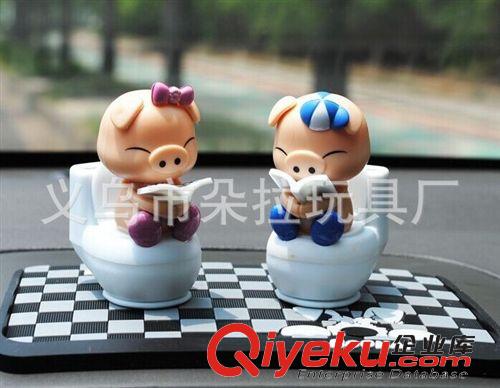 擺、掛飾物 廠家批發(fā) 太陽能自動搖擺 情侶搖擺豬 汽車擺件搖頭玩具汽車 裝飾原始圖片2