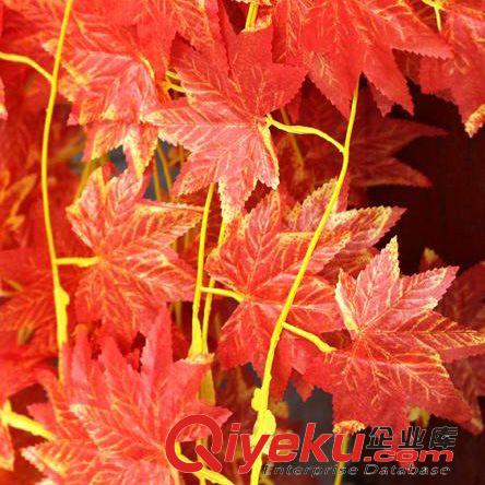 掛壁花藝 仿真紅楓葉藤條楓葉藤假花酒店庭院花園裝飾花藤塑料花藤蔓批發(fā)