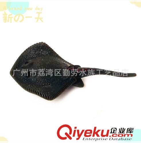 龍鳳塑料魚 廠家供應(yīng)魚缸水族箱器材小塑料魚 假魚塑料魚會(huì)游動(dòng)的小魚魔鬼魚