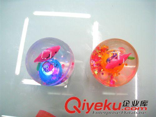 廠家直銷閃光彈力水晶球玩具球 6.5CM閃光加魚發光大號水晶彈力球跳跳魔術變色球批發 地攤熱賣
