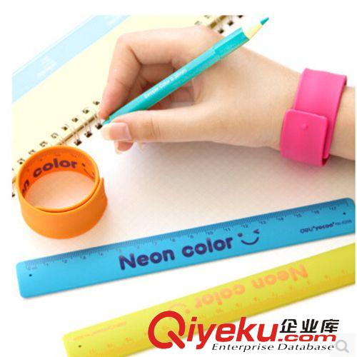 學(xué)生用品 得力6206手環(huán)尺 學(xué)生 創(chuàng)意拍拍尺 直尺硅膠材質(zhì) 安全md 180MM原始圖片2