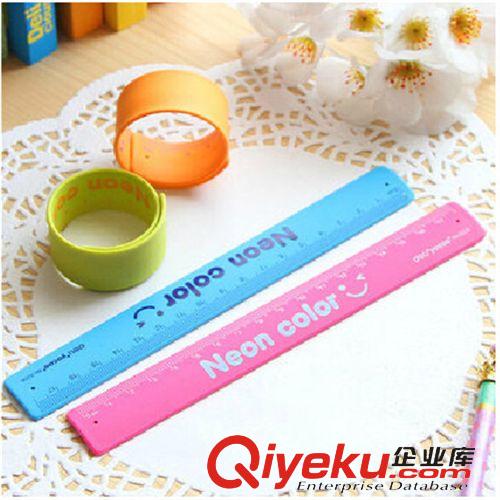 學(xué)生用品 得力6206手環(huán)尺 學(xué)生 創(chuàng)意拍拍尺 直尺硅膠材質(zhì) 安全md 180MM原始圖片3