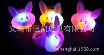 廣告促銷禮品 廣東廠家供應發(fā)光戒指 卡通聚會LED戒指 七彩戒指 復活節(jié)戒指