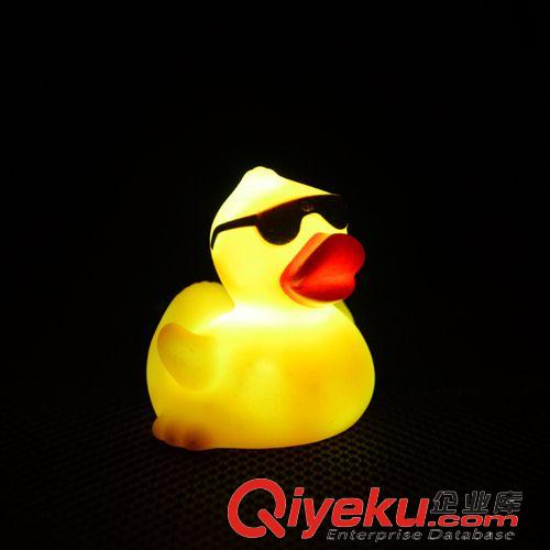 發(fā)光玩具 廠家直銷 搪膠眼睛鴨發(fā)光玩具 動(dòng)物發(fā)光玩具 地?cái)偀豳u小夜燈批發(fā)