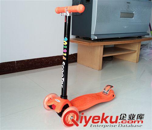 滑板車 zp國(guó)產(chǎn)大童款米高四輪發(fā)亮滑板車可升降傾斜轉(zhuǎn)向 批發(fā)原始圖片2