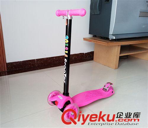 滑板車 zp國(guó)產(chǎn)大童款米高四輪發(fā)亮滑板車可升降傾斜轉(zhuǎn)向 批發(fā)原始圖片3