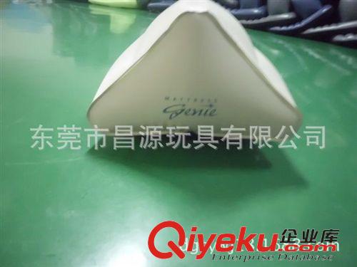 PVC充氣枕頭 廠家生產(chǎn)植絨充氣三角枕 沙灘枕 PVC枕頭