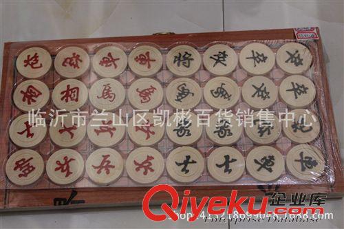 【體育用品】 大木制棋盤中國(guó)象棋 便攜式木制象棋 9元9 10元店熱賣