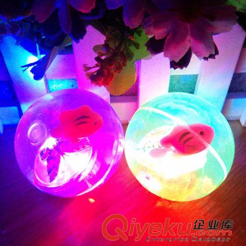 4月下旬新品玩具 tj[直徑55mm]發(fā)光透明水晶彈跳球 帶小魚閃光 熱賣地攤貨源玩具原始圖片2