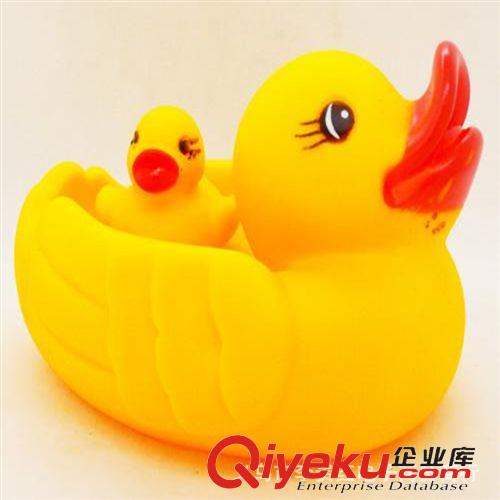 益智玩具 兒童益智玩具鴨媽媽和1個(gè)鴨寶寶會(huì)叫會(huì)游泳的戲水小鴨子洗澡鴨