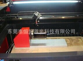 切割鏤空設(shè)備 創(chuàng)意禮品皮革制品箱包錢包圖案激光雕刻切割機(jī)