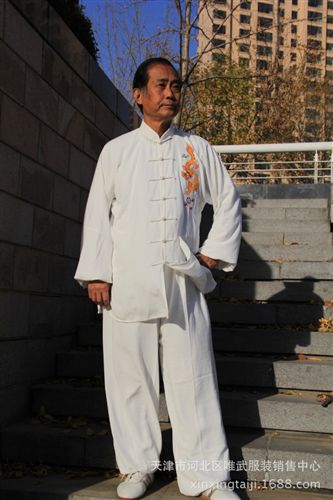 手工刺繡太極服 批發(fā)供應(yīng)。繡花太極服，武術(shù)服，表演服，練功服