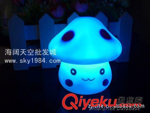 七彩小夜燈 七彩蘑菇小人燈 七彩燈 七彩蘑菇燈發(fā)光玩具批發(fā) 地?cái)傌浽丛紙D片3