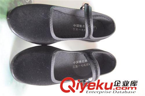3517 3517zp中跟女鞋 搭扣絲絨坡跟禮儀鞋 賓館酒店廣場舞蹈鞋批發(fā)原始圖片3