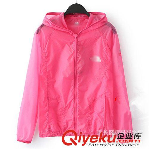 【戶外沖鋒衣、褲】 戶外男裝 2015春裝新品 舒適搖粒絨 時(shí)尚迷彩軟殼連帽沖鋒衣外套