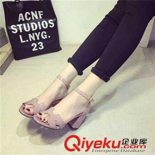 5.05~5.10 2015新款歐美露趾風(fēng)絨面寬帶設(shè)計(jì)高跟粗跟涼鞋搭扣時(shí)尚女鞋批發(fā)