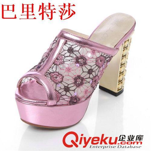 仿皮涼拖鞋 甜美風格高級PU材質女涼拖鞋軟面漆皮涼拖鞋高跟坡跟女涼拖鞋