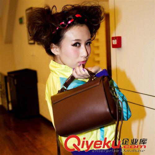 時(shí)尚女包 漲價(jià)直銷(xiāo) 2015韓版新款復(fù)古壓花時(shí)尚女包 單肩手提包現(xiàn)貨批發(fā)原始圖片3