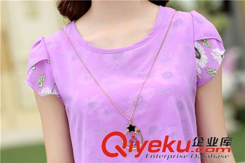 2015  4月{dy}季 實(shí)拍2015夏季韓版大碼花色中長(zhǎng)款寬松時(shí)尚短袖雪紡衫 送項(xiàng)鏈原始圖片3