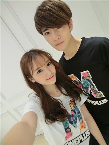 情侶裝 夏季純棉男女短袖情侶裝班服韓版寬松貼布碎花大M字母T恤原始圖片3