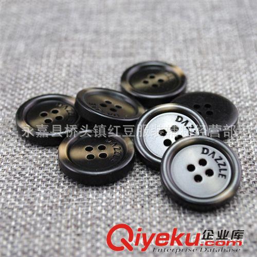 樹脂紐扣 2015紅豆服裝輔料 樹脂刻字西裝扣 2015熱賣款 大批量環(huán)?，F(xiàn)貨原始圖片2