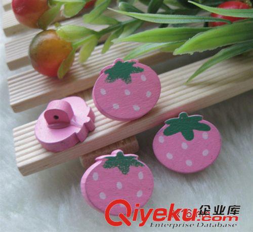木頭鈕扣 供應(yīng)tr鈕扣 卡通/花型草莓木頭扣 紐扣批發(fā)童裝原始圖片3