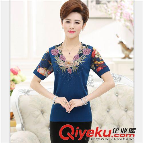 夏季每日上新款 2015年夏季新款中年女士時(shí)尚上衣媽媽裝V領(lǐng)繡花短袖T恤寬松針織衫原始圖片2