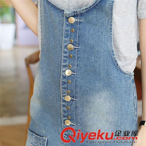 5月1期 實(shí)拍2015夏季新款時(shí)尚牛仔背帶短裙破洞排扣裝飾個(gè)性修身半身裙女原始圖片3