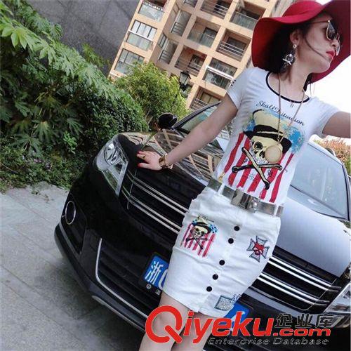 【5月新款】 歐洲站2015{zx1}時尚休閑套裝女夏潮流抽象短袖T+貼圖牛仔短裙套裝原始圖片3