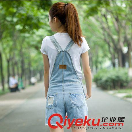 【牛仔專區(qū)】 2015春裝新款女裝韓版大愛款 磨破寬松牛仔背帶短褲原始圖片3