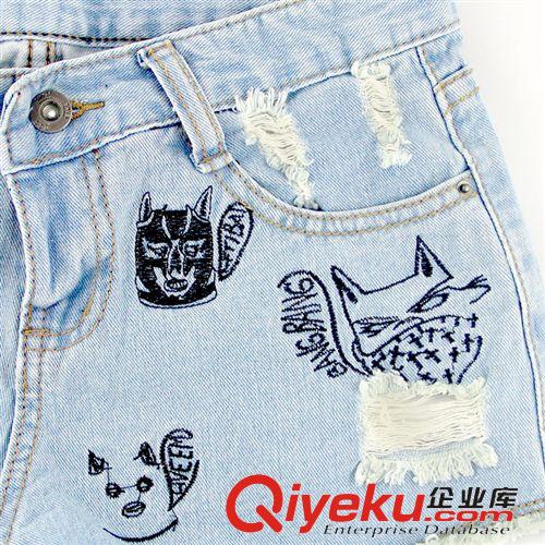 夏季短褲 韓版破洞惡魔刺繡蝙蝠俠字母磨破水洗牛仔中高腰短褲熱褲原始圖片3