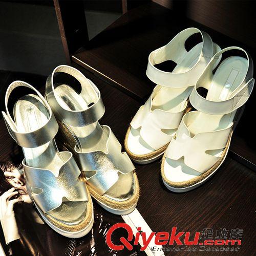 涼鞋熱賣區(qū) 2015年夏季重現(xiàn)經(jīng)典款優(yōu)質(zhì)牛漆皮坡跟高跟鞋版涼鞋 歐美低幫女鞋原始圖片2