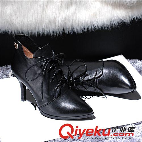 熱銷(xiāo)款 歐美大牌款簡(jiǎn)約素約經(jīng)典短幫女靴細(xì)跟金屬扣件細(xì)帶高跟小尖頭單靴原始圖片2