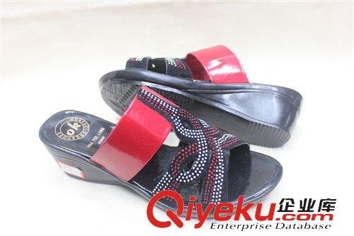 女士涼拖鞋 工廠店促銷熱賣時(shí)尚媽媽{za}拖鞋，燙鉆坡跟系列女式?jīng)鐾闲紙D片3