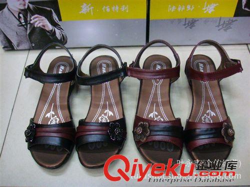 女士涼拖鞋 2014新款低跟PU材質花朵中老年女士涼鞋坡跟休閑女涼鞋 女式?jīng)鲂紙D片2
